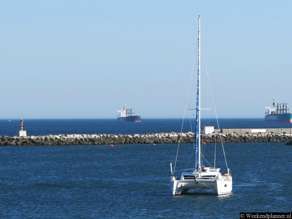 In Cascais kun je een uurtje zeilen op een catamaran. Je kunt naast het fort in Cascais een kaartje kopen.Tip: De attracties van Cascais.